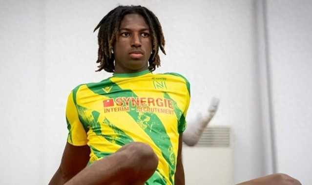 17岁法甲天才中卫横空出世！巴萨钟情他遭围剿，6大豪强展开疯抢