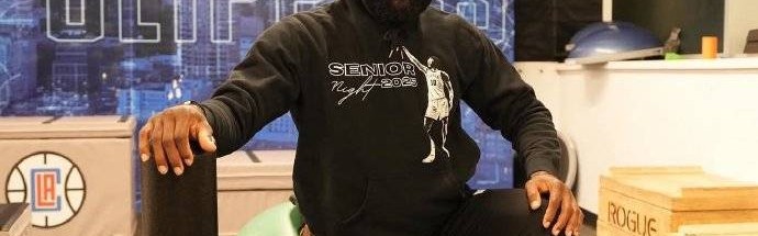 詹姆斯在快船老训练馆开练 配文:绝不能说我不努力