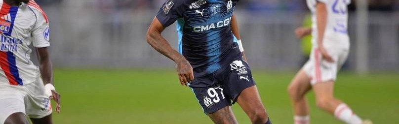 朗斯主场迎战马赛，争夺法甲榜首，主场防守强、反击高效，有望打破马赛不败金身。