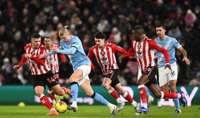 组图：英超曼城0-0桑德兰 哈兰德带球突破