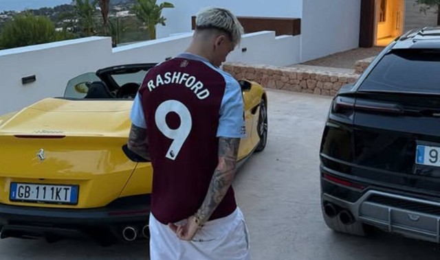 穿拉师傅球衣英媒：曼联对加纳乔感到愤怒，或接受4500万报价