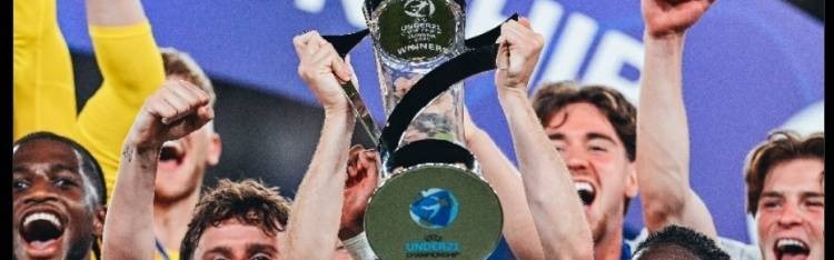 决赛MVP+作为队长捧杯！曼城官方祝贺麦卡蒂随英格兰欧青赛夺冠