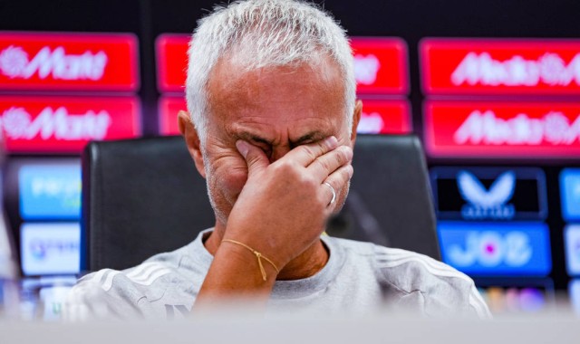 前曼联传奇范佩西首战穆里尼奥，欧冠资格赛爆冷告捷！